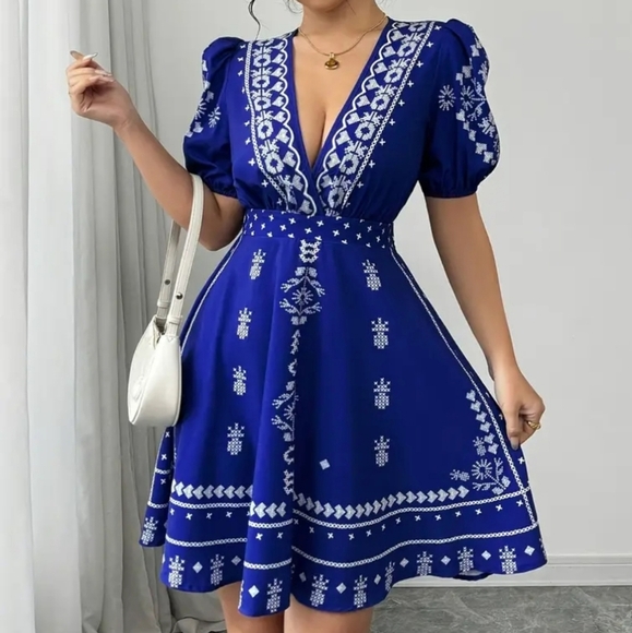 Elegant Blue Patterned Dress - Picture 3 of 6
